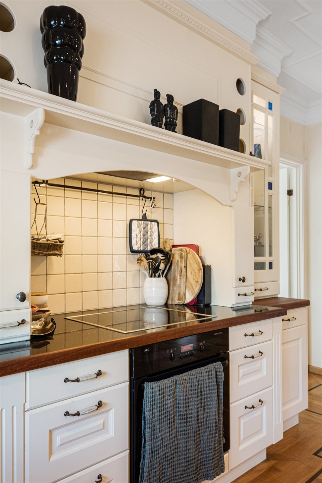 Det er integrert kjølehjørne, mikro, platetopp og komfyr. Galleribilde