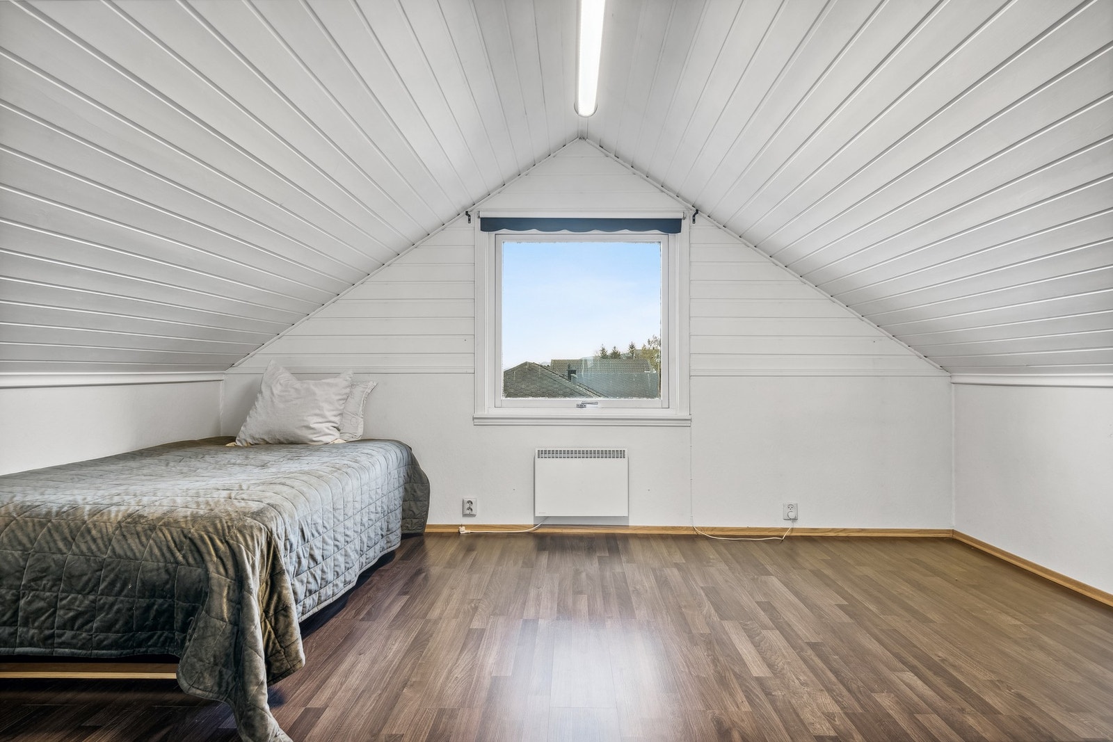 Godt med plass til kommoder langs knevegg for klesoppbevaring, eller så er det mulig å lage skyvedørsgarderobe med innredning Galleribilde