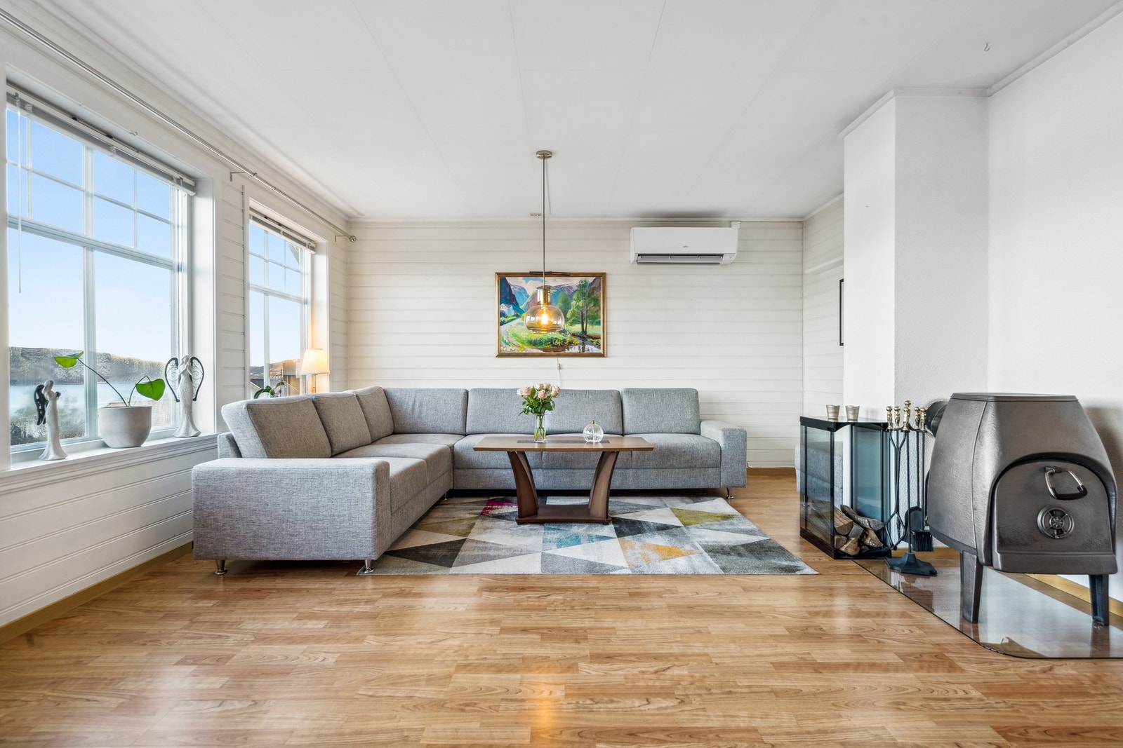 Stuen har naturlig sone for sofagruppe og ved kjøkkenet er det fint å ha spisestuen Galleribilde