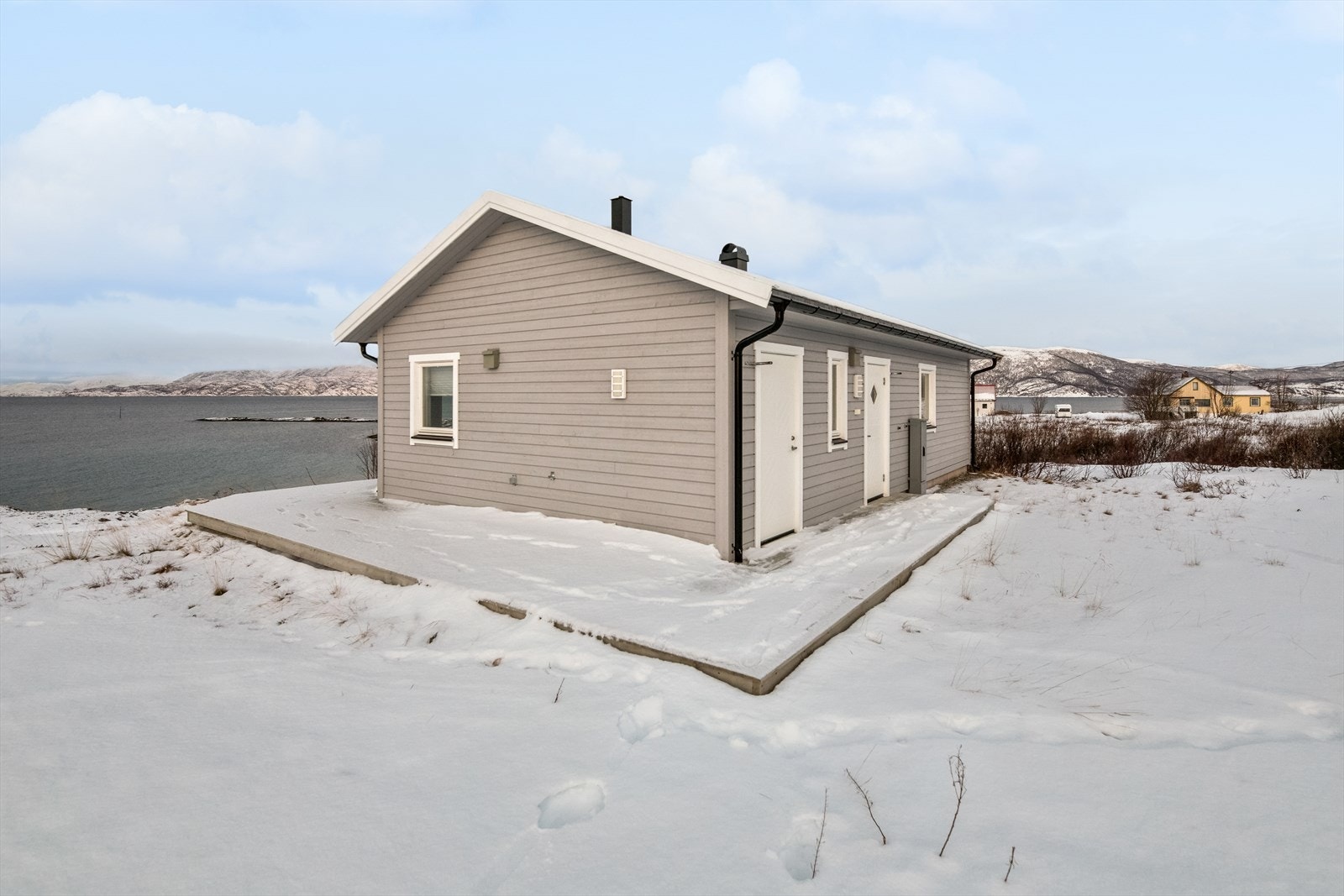 Terrenget rundt boligen er forholdsvis slett. Galleribilde