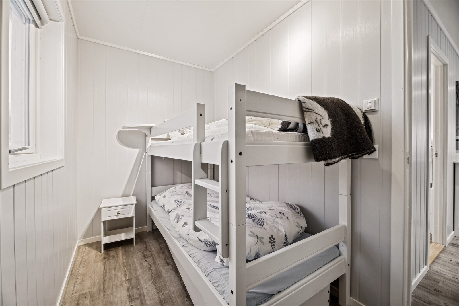 Alle soverommene har adkomst fra en gang ved stuen. Galleribilde