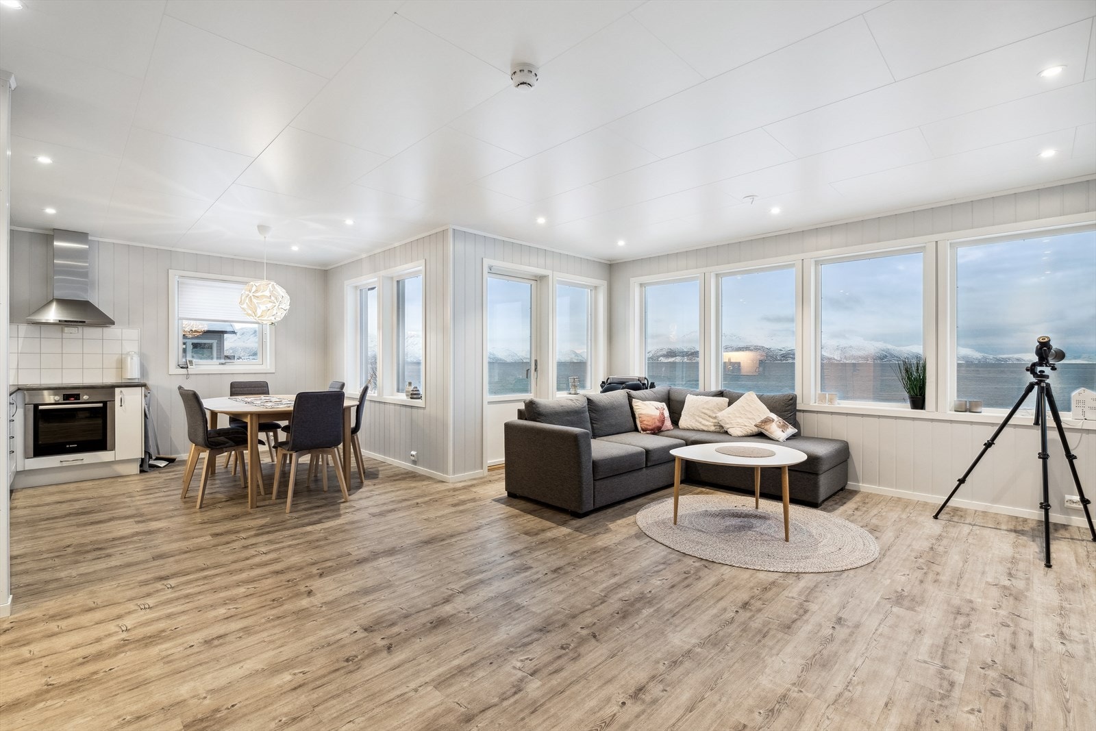 De store vindusflatene slipper inn godt med naturlig lys og gir rommet en lys og luftig følelse. Galleribilde