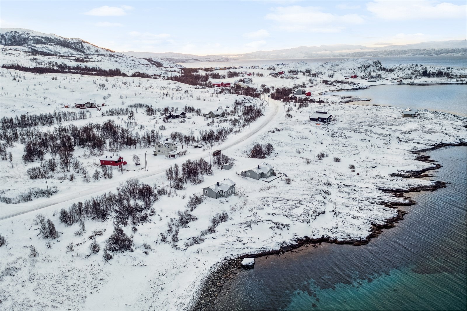 Dronefoto av hytta og omgivelsene. Galleribilde