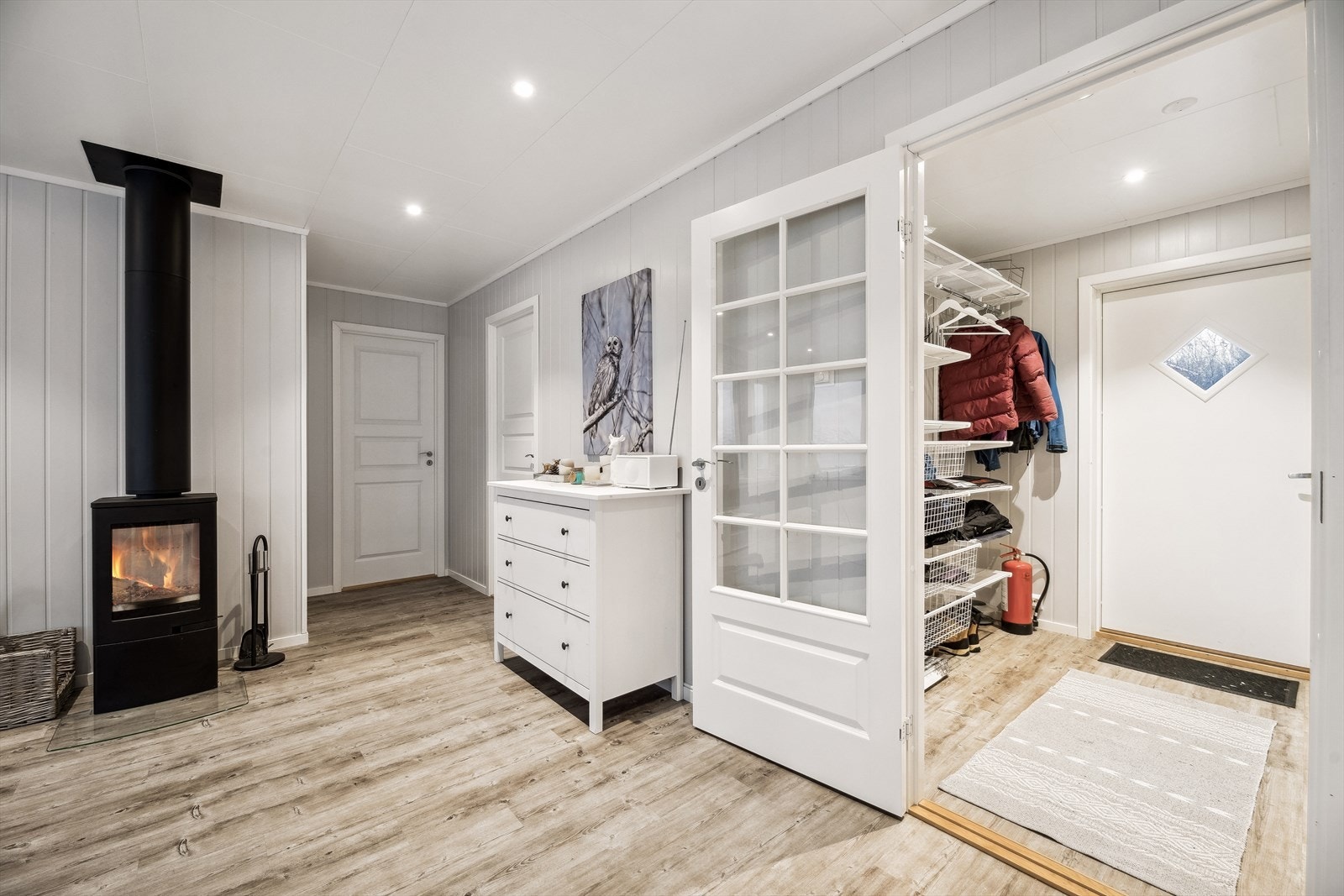 Entréen som ønsker deg velkommen inn har god plass til yttertøy og skotøy. Galleribilde