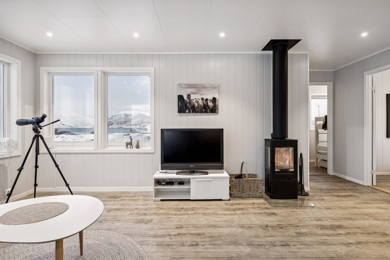 I stuen er det montert en vedovn som gir kos og god varme på kalde dager. Galleribilde