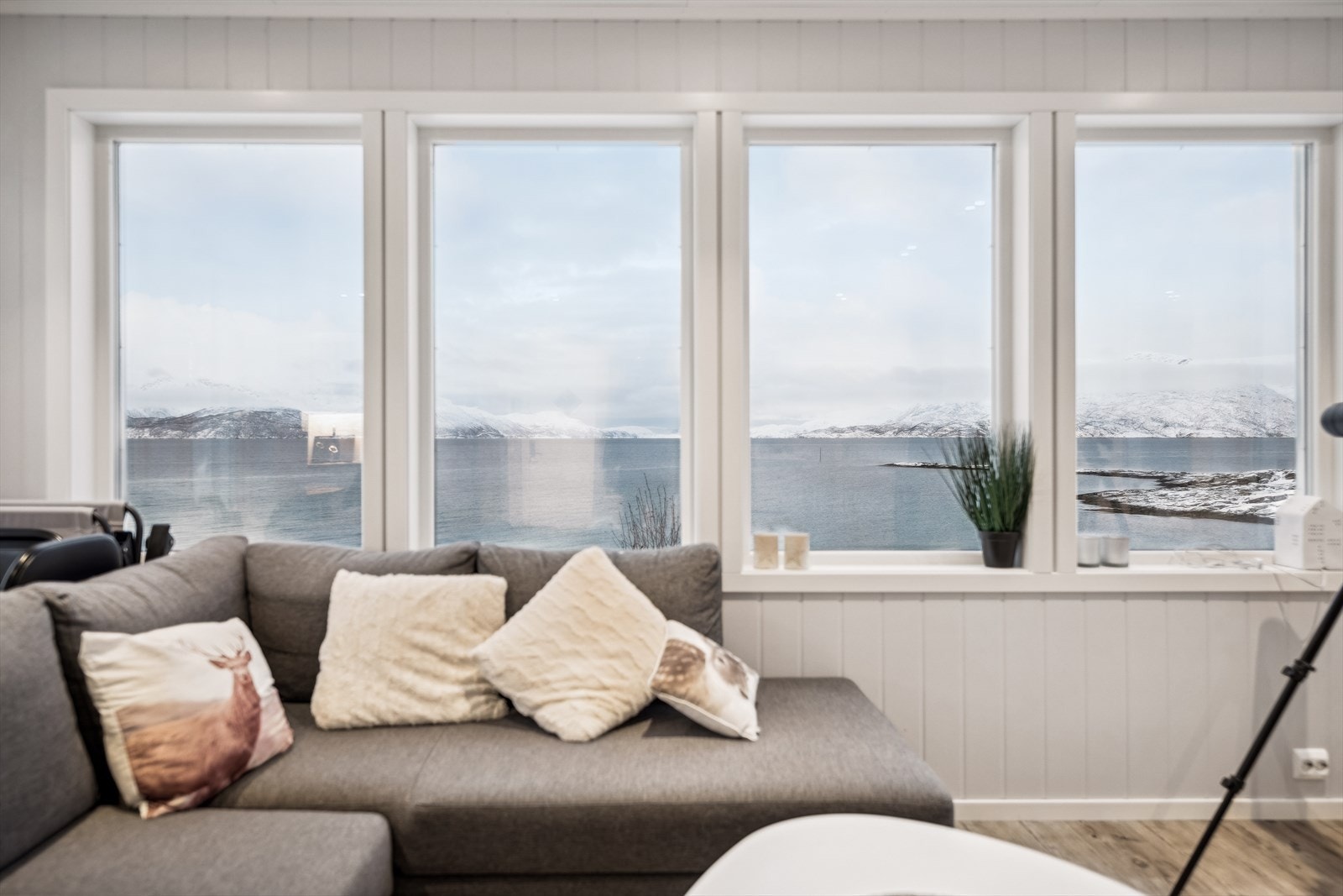 Her får du muligheten til å sitte i sofakroken og nyte den nydelig utsikten mot sjø og videre mot omkringliggende fjell. Galleribilde