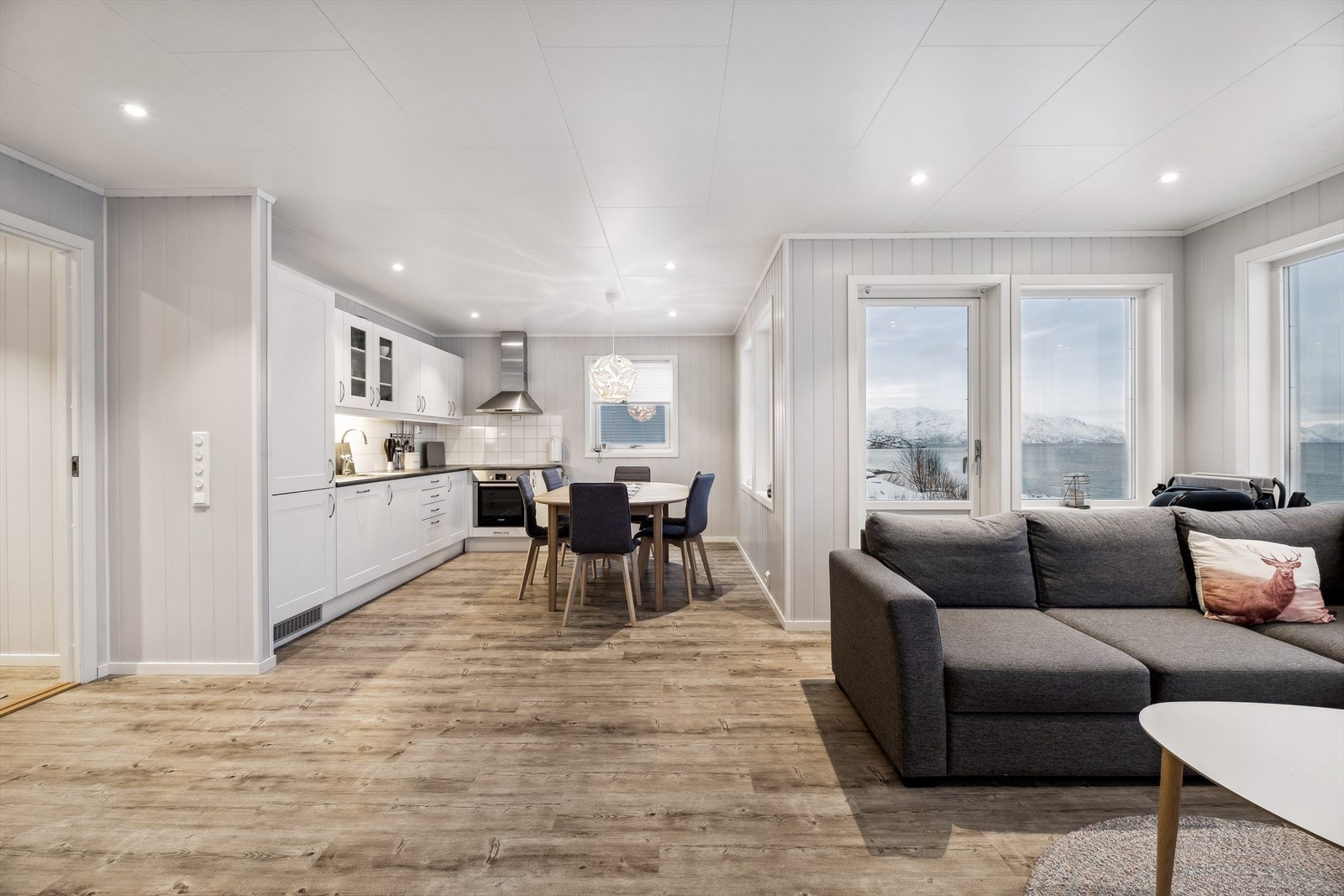 Den åpne stue- og kjøkkenløsningen gir god plass til både sofagruppe og spisegruppe. Galleribilde