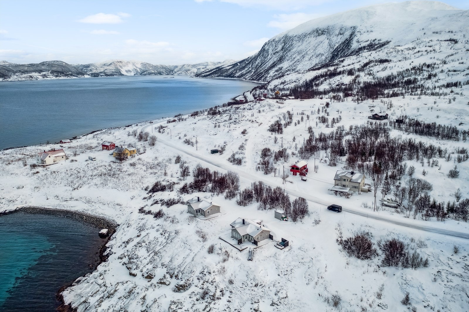 Hytte har nærhet til både hav og fjell. Galleribilde