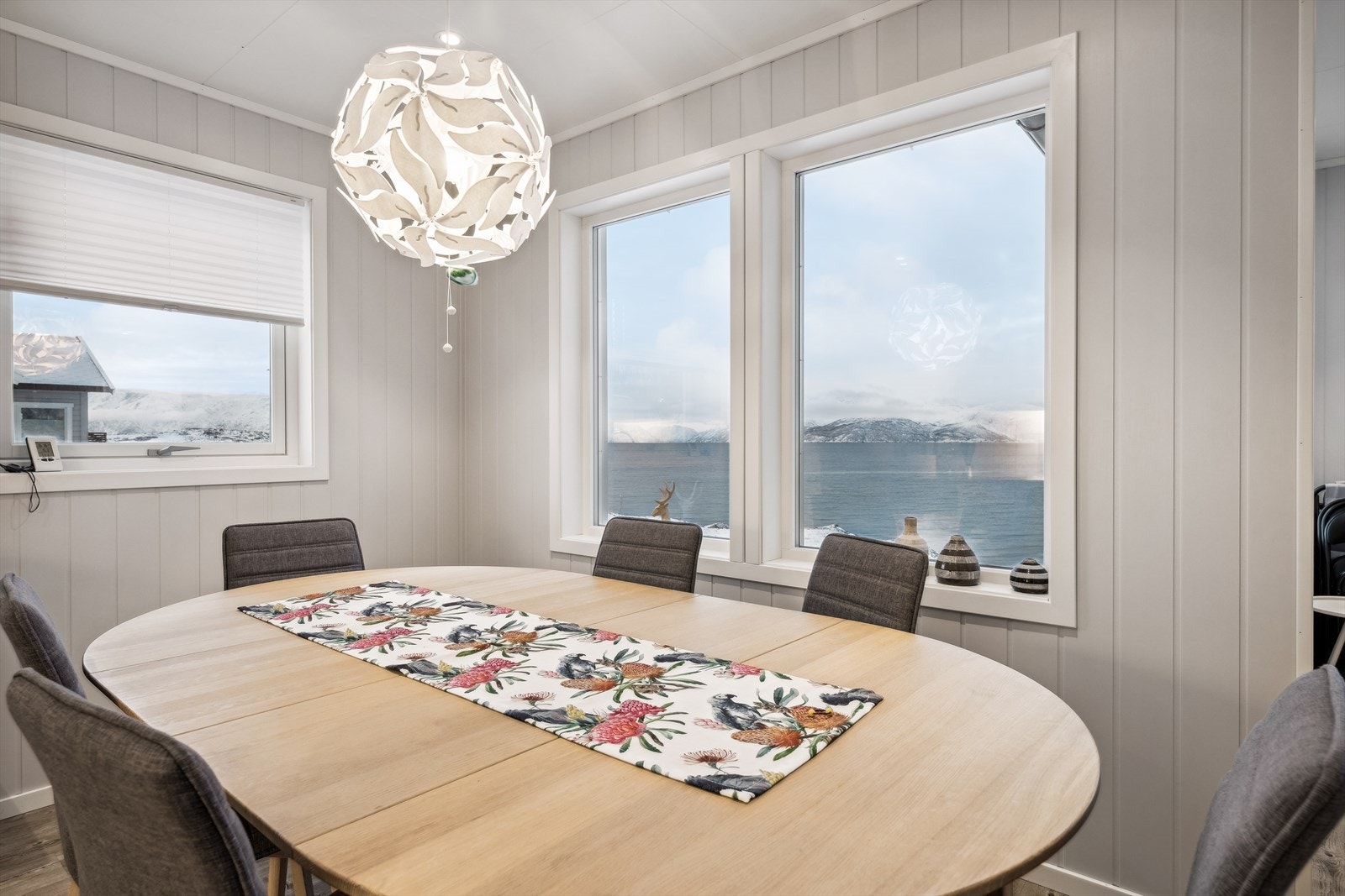 Det er god plass til en romslig spisegruppe. Her kan du nyte et godt måltid og samtidig få tilgang til den flotte utsikten. Galleribilde