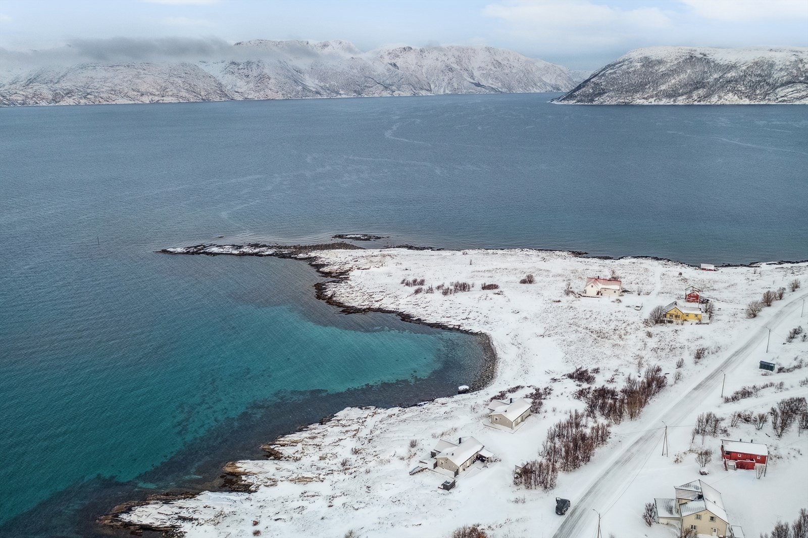Eiendommen byr på vakker havutsikt og tilgang til turterreng som kan benyttes hele året - herunder kort vei til scooterløype, jaktterreng og skimuligheter. Galleribilde