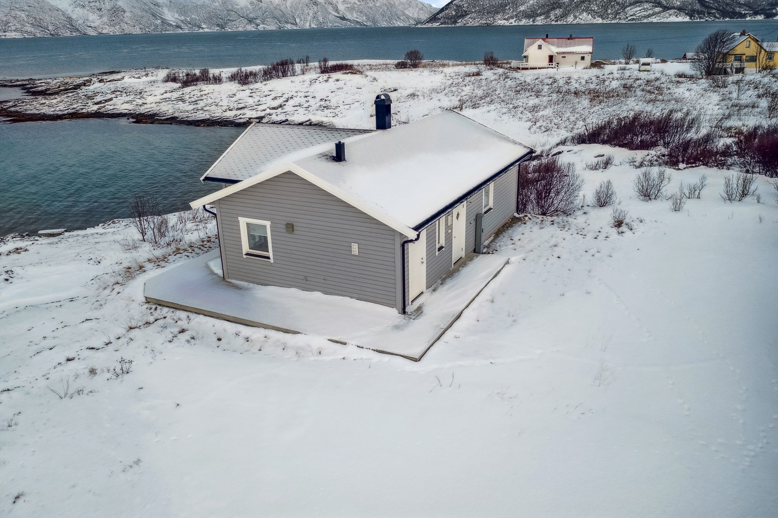 Storekorsnesveien 171 har en idyllisk beliggenhet ved sjøen, kun en times tid unna Alta sentrum med bil. Området er attraktivt som hytte- og rekreasjonsområde med nærhet til fjell, sjø og mark. Galleribilde