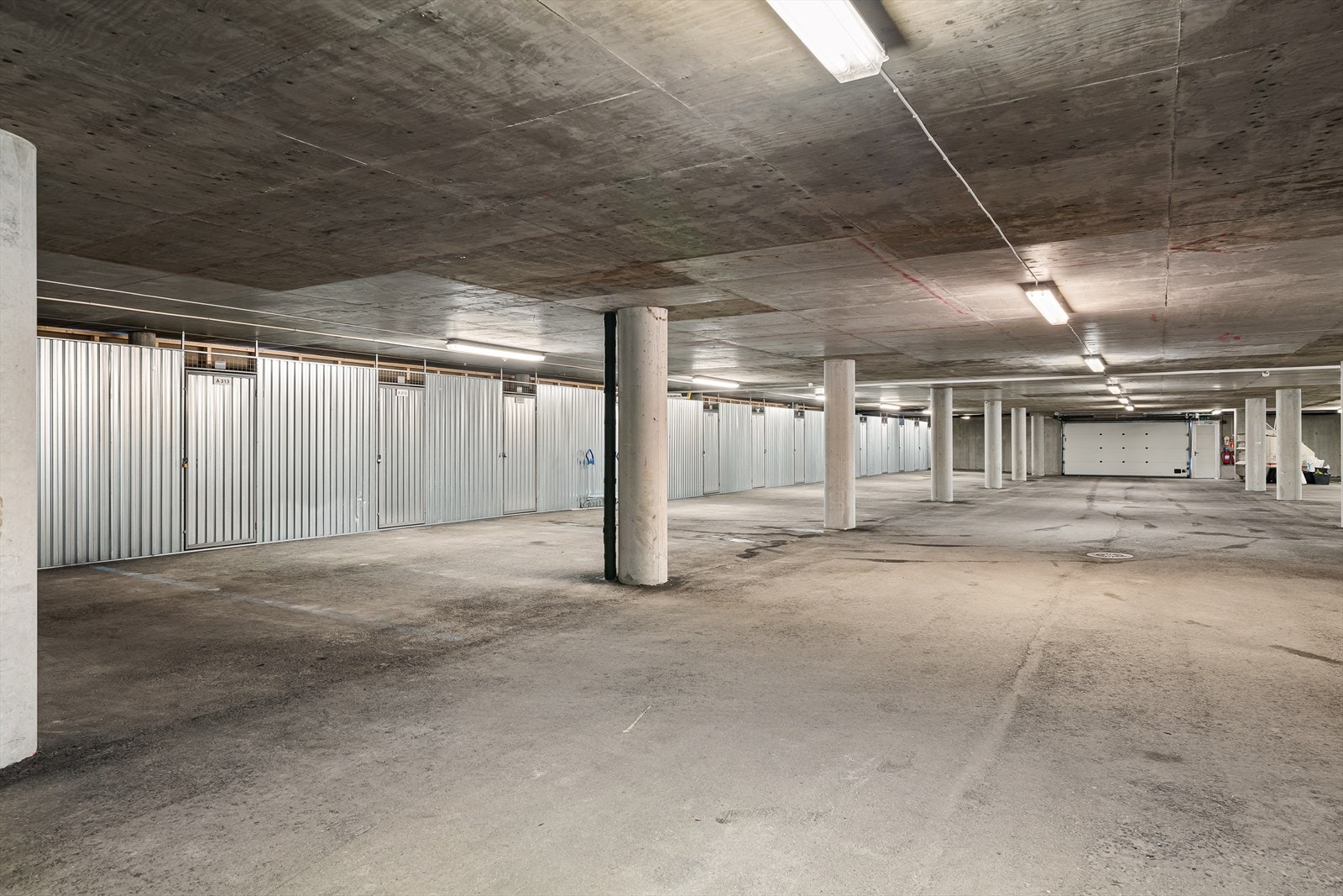 God parkering + skibod i lukket anlegg Galleribilde