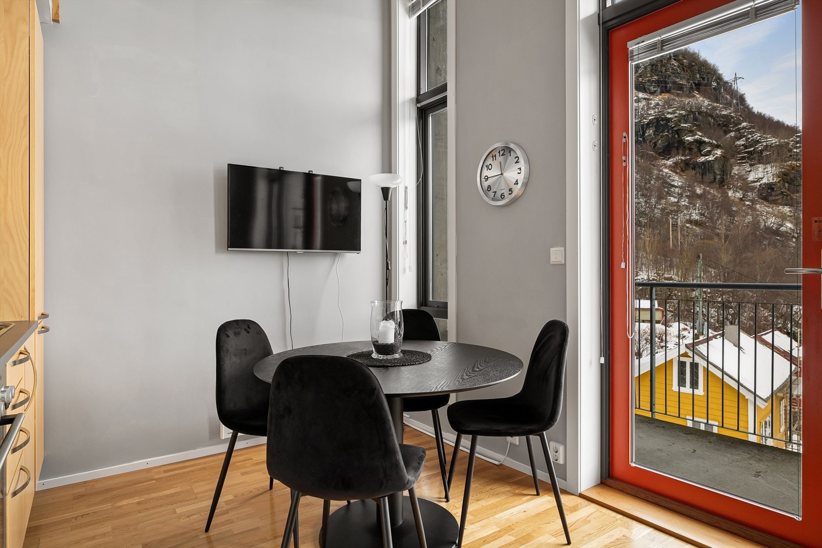Plass til spisebord. Leiligheten selges møblert, med unntak av personlige gjenstander. Galleribilde