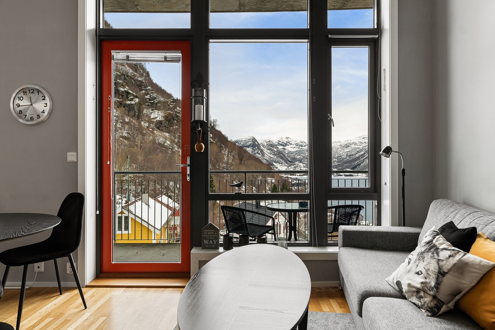 Fra stuen er det utgang til veranda med fin utsikt Galleribilde