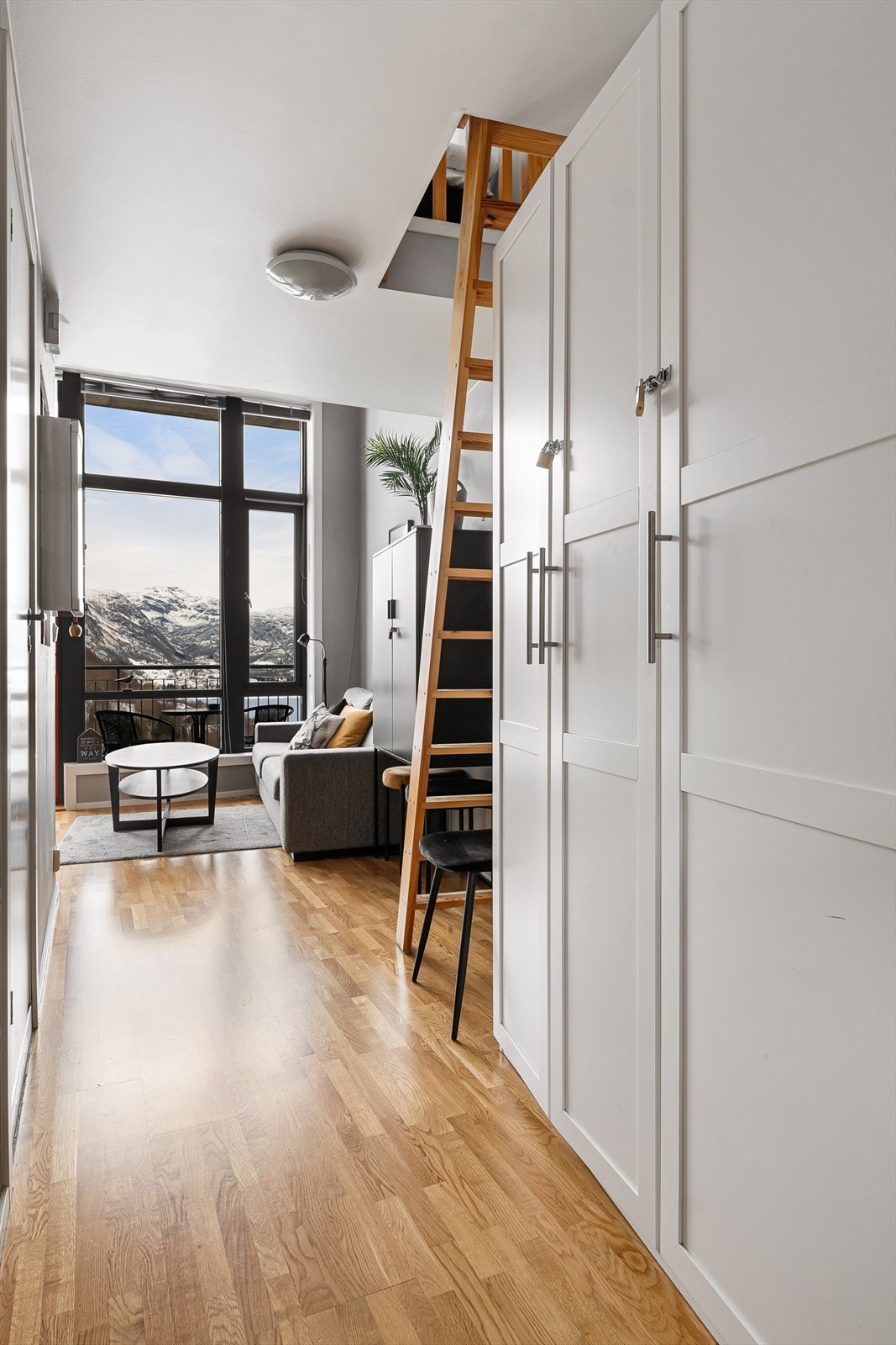 Garderobe i gang Galleribilde