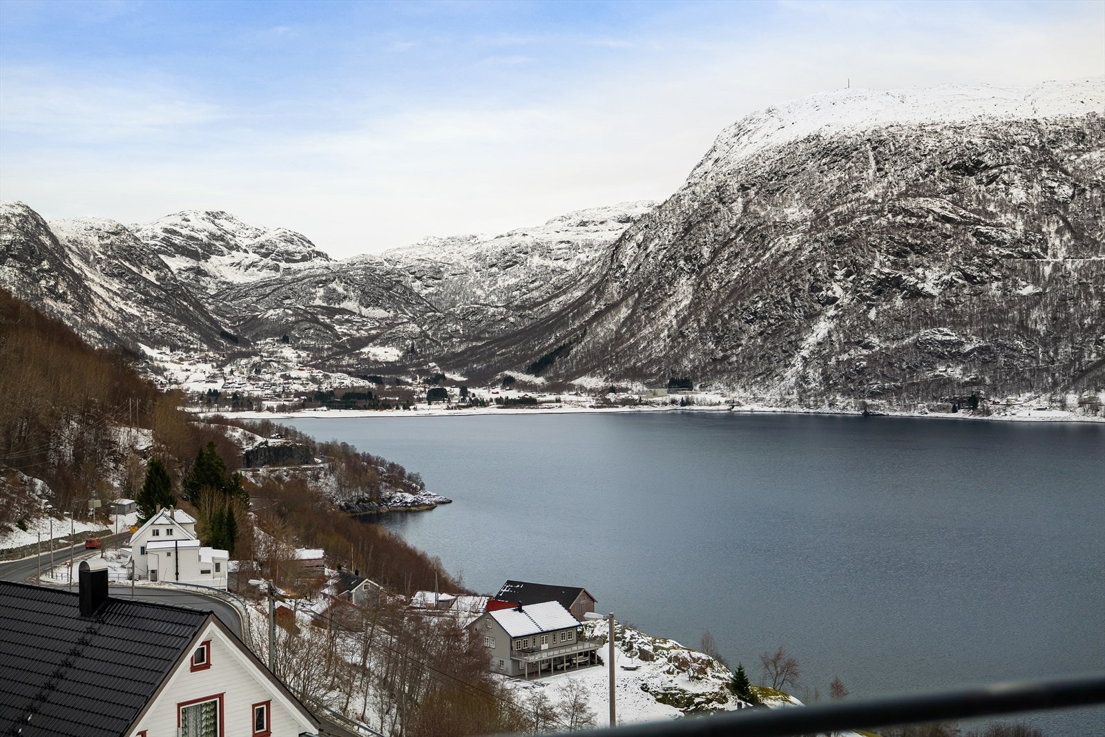Flott utsikt mot Røldal og Røldalsvatnet Galleribilde