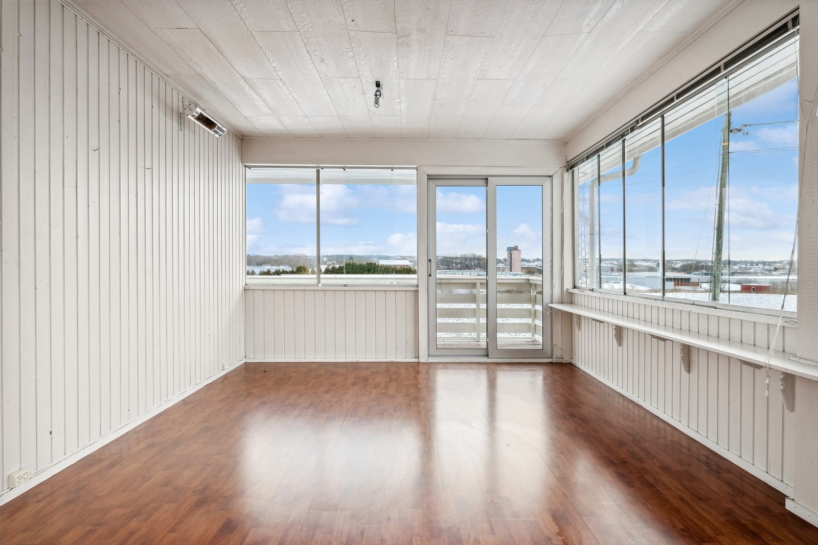 Det er også utgang fra stuen til en stor og innglasset terrasse (ikke godkjent). Galleribilde