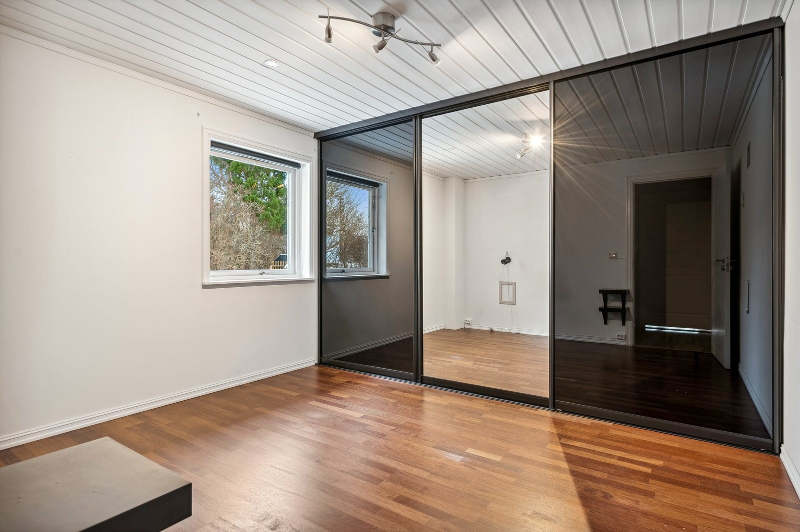 Soverommet i 1. etasje har godt med oppbevaringsplass i skyvedørsgarderobe. Galleribilde