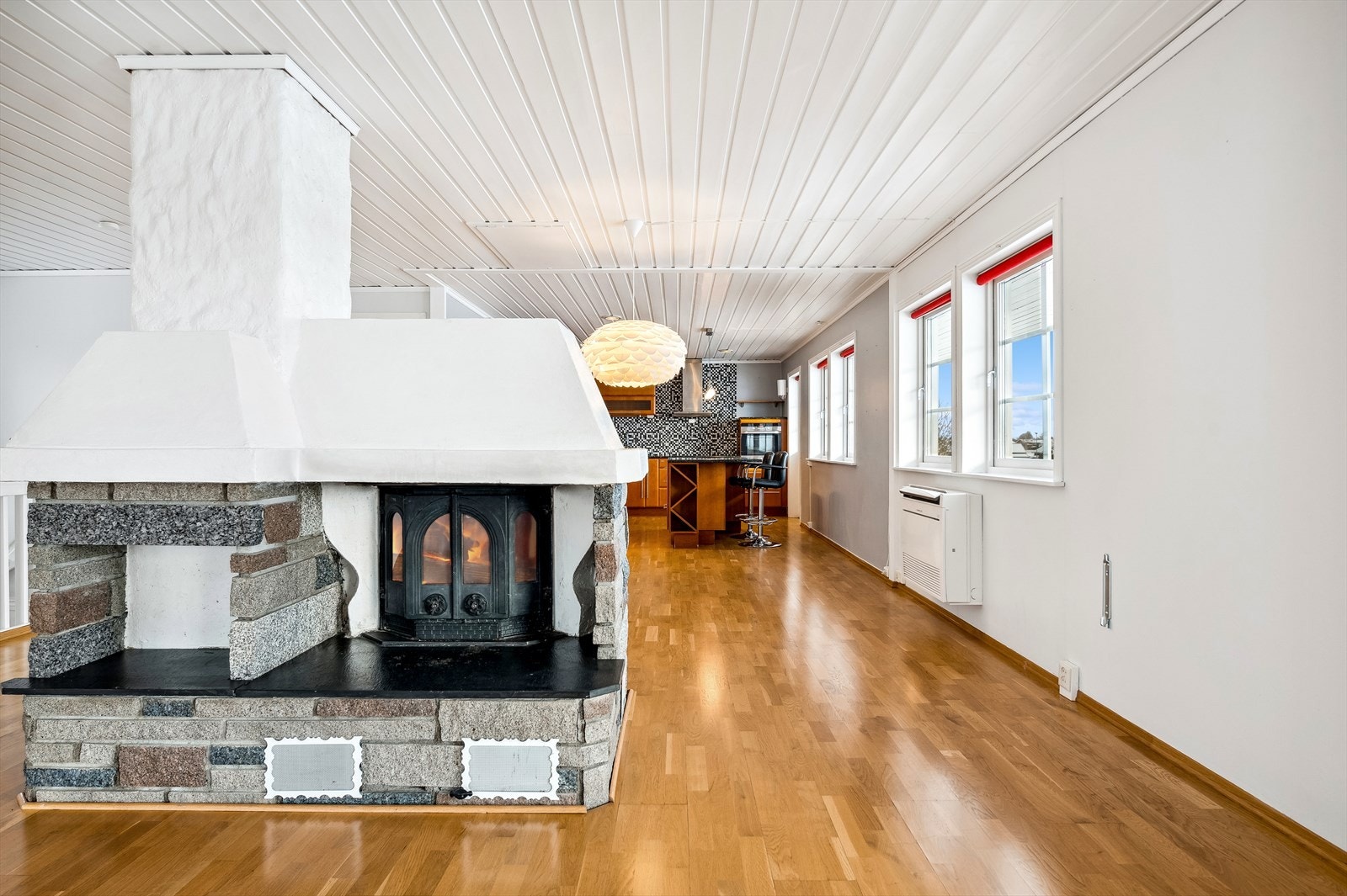 Stuen har både peis og luft til luft varmepumpe. Galleribilde