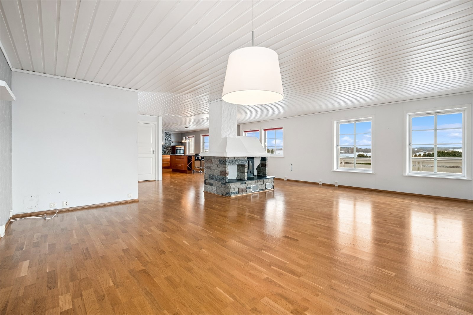 Stuen har store vindusflater med gjennomgående lysinnslipp. Galleribilde