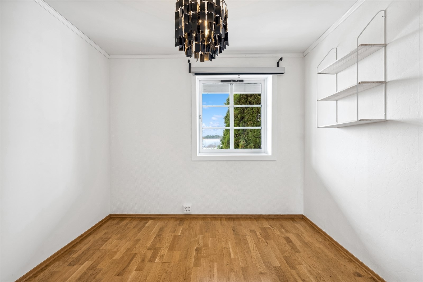 Barnevennlig planløsning med fire av soverommene på samme plan. Galleribilde