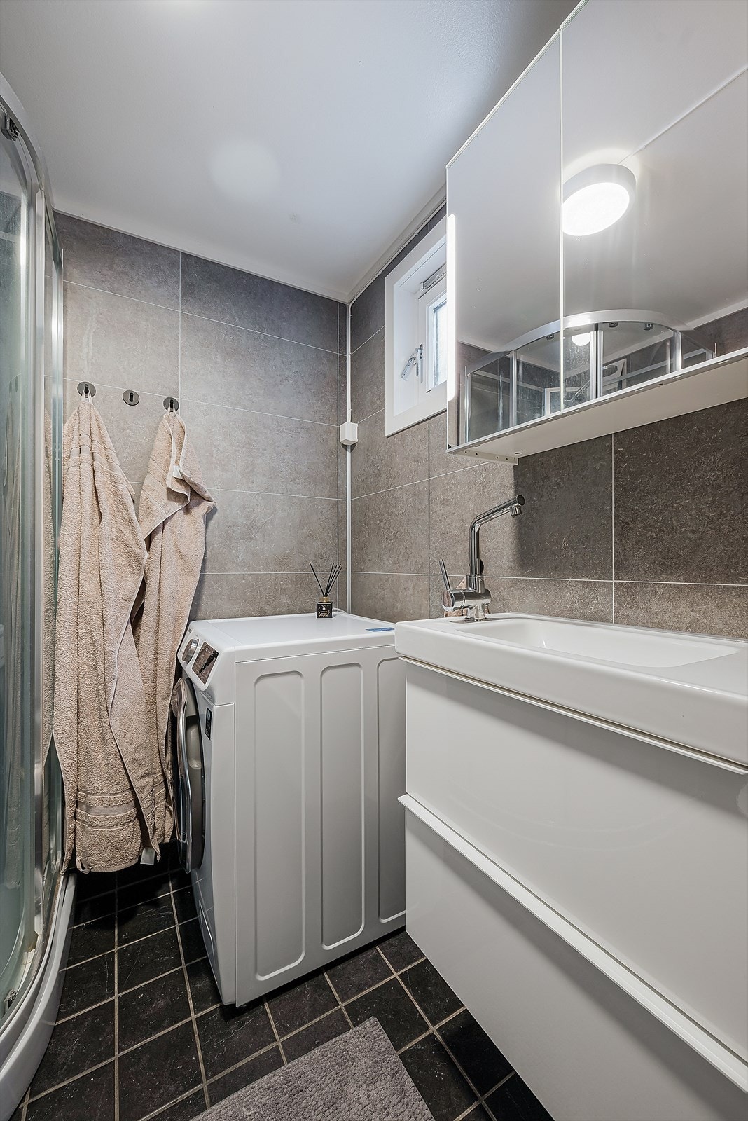 På badet er det varmekabler i gulv og opplegg for vaskemaskin Galleribilde