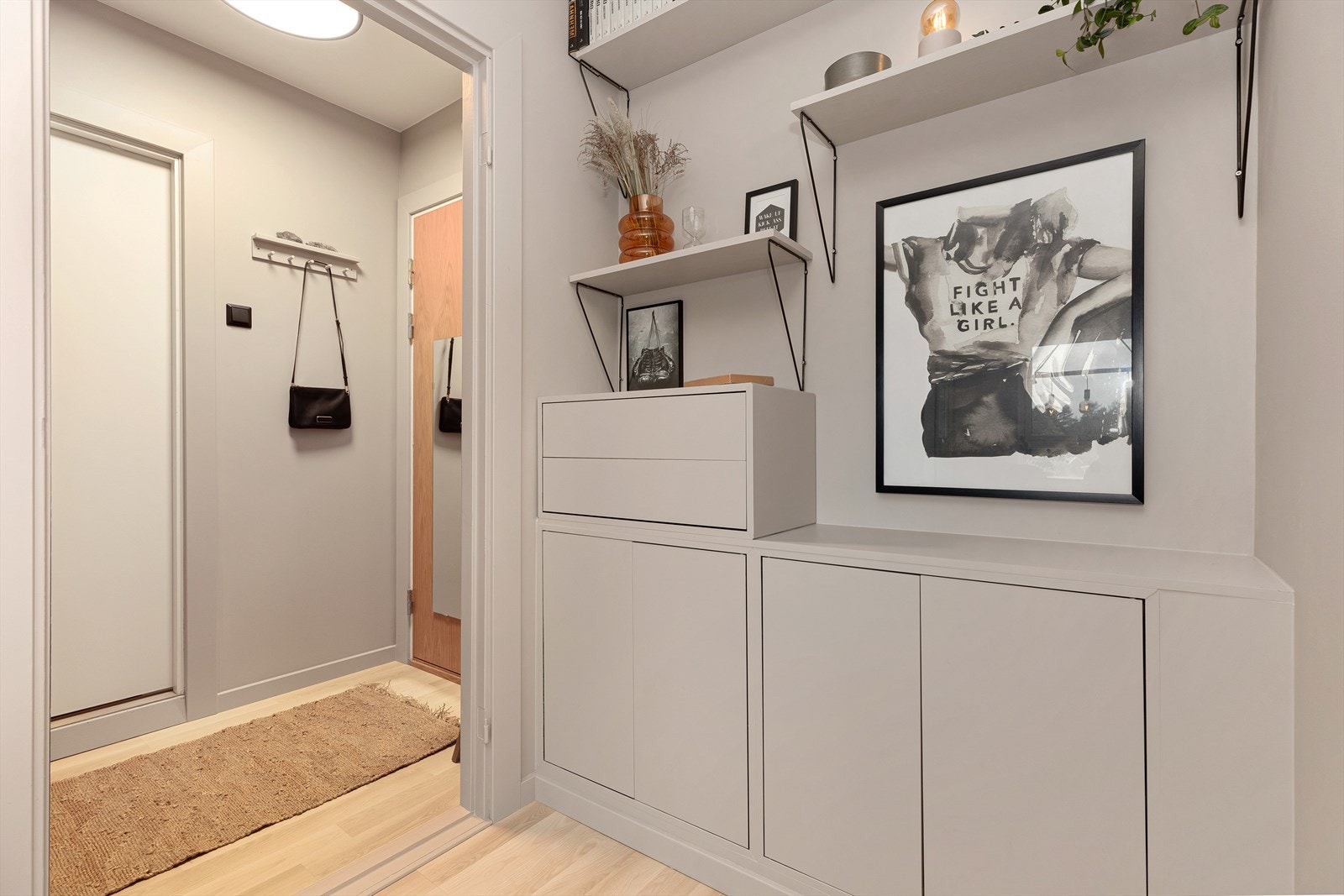 Gode oppbevaringsmuligheter i boligen. Galleribilde