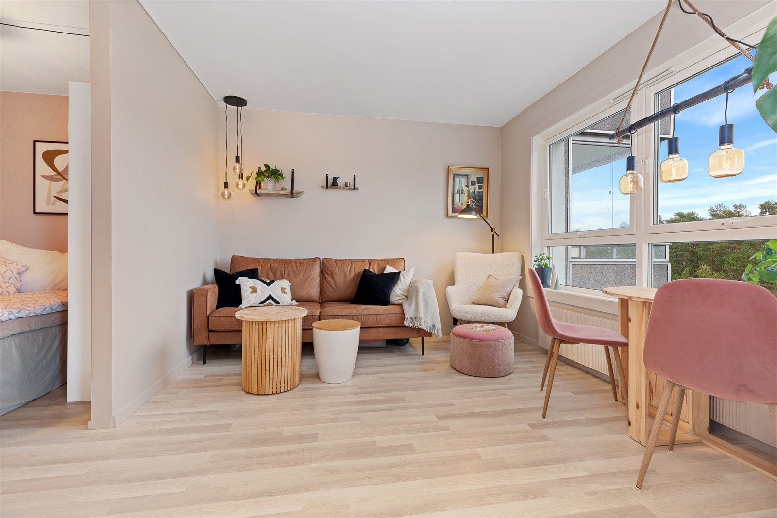 Lys og lekker leilighet med store vindusflater som slipper inn rikelig med naturlig dagslys. Galleribilde
