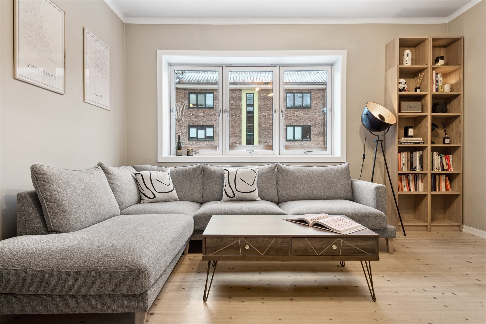 Stuen har god plass til stor sofa uten at den tar for mye av romfølelsen Galleribilde