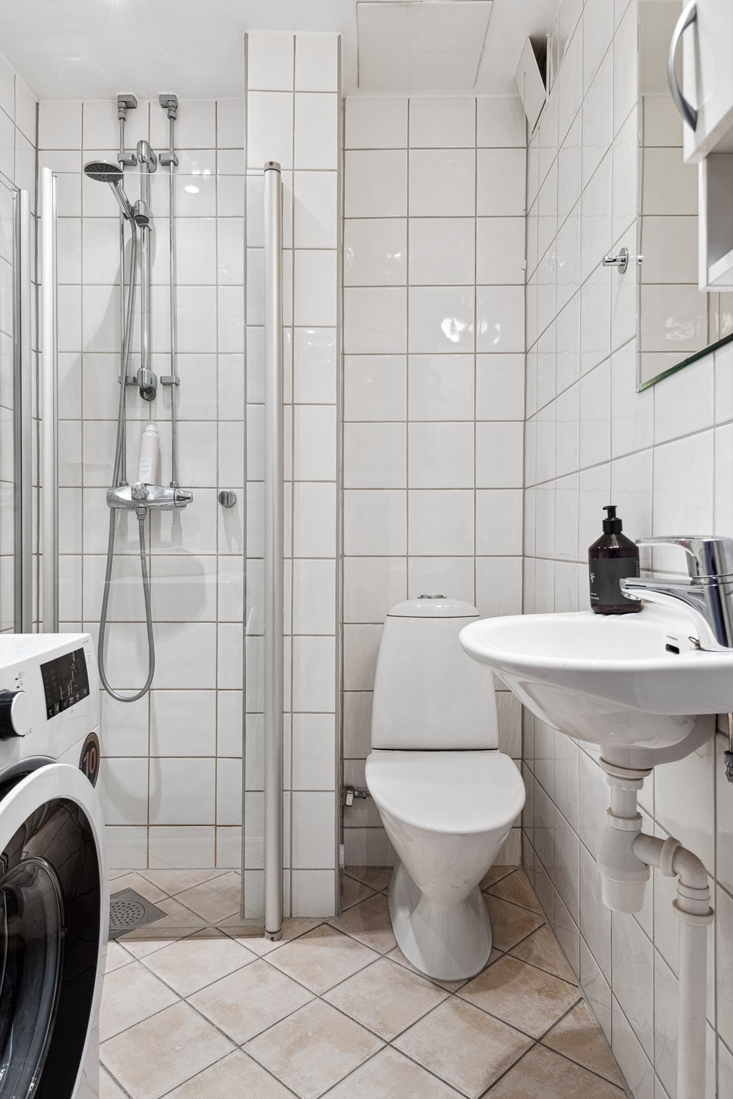 Innredningen består av dusjhjørne med innfellbare vegger, servant, speil, veggskap og toalett. På badet er det opplegg vaskemaskin Galleribilde