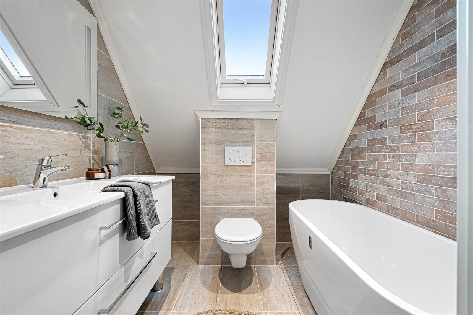 Badet ble pusset opp i 2017, og har en tidløs utførelse med flislagte overflater. Galleribilde