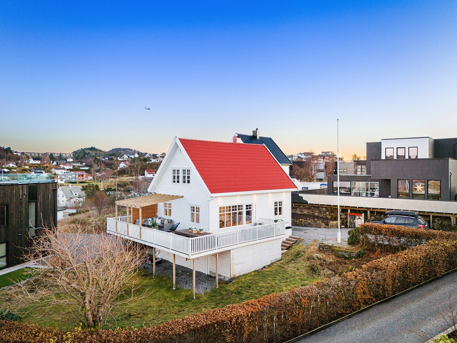 Flott enebolig med attraktiv beliggenhet i et rolig, naturskjønt og familievennlig boligområde på Håkonshella. Galleribilde