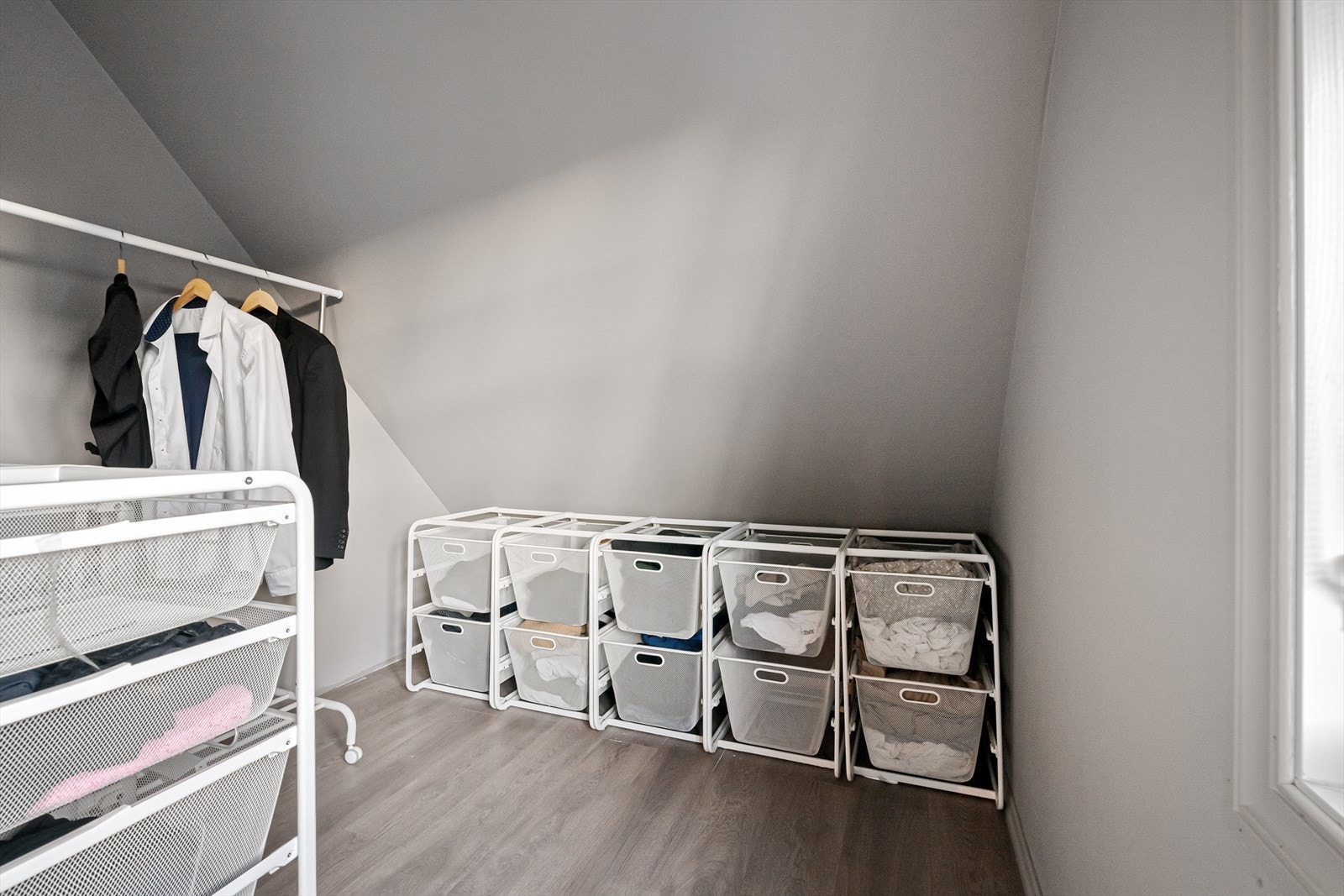 Det er god plass til dobbeltseng, nattbord og en åpen "walk-in garderobe" i den andre delen av rommet. Galleribilde