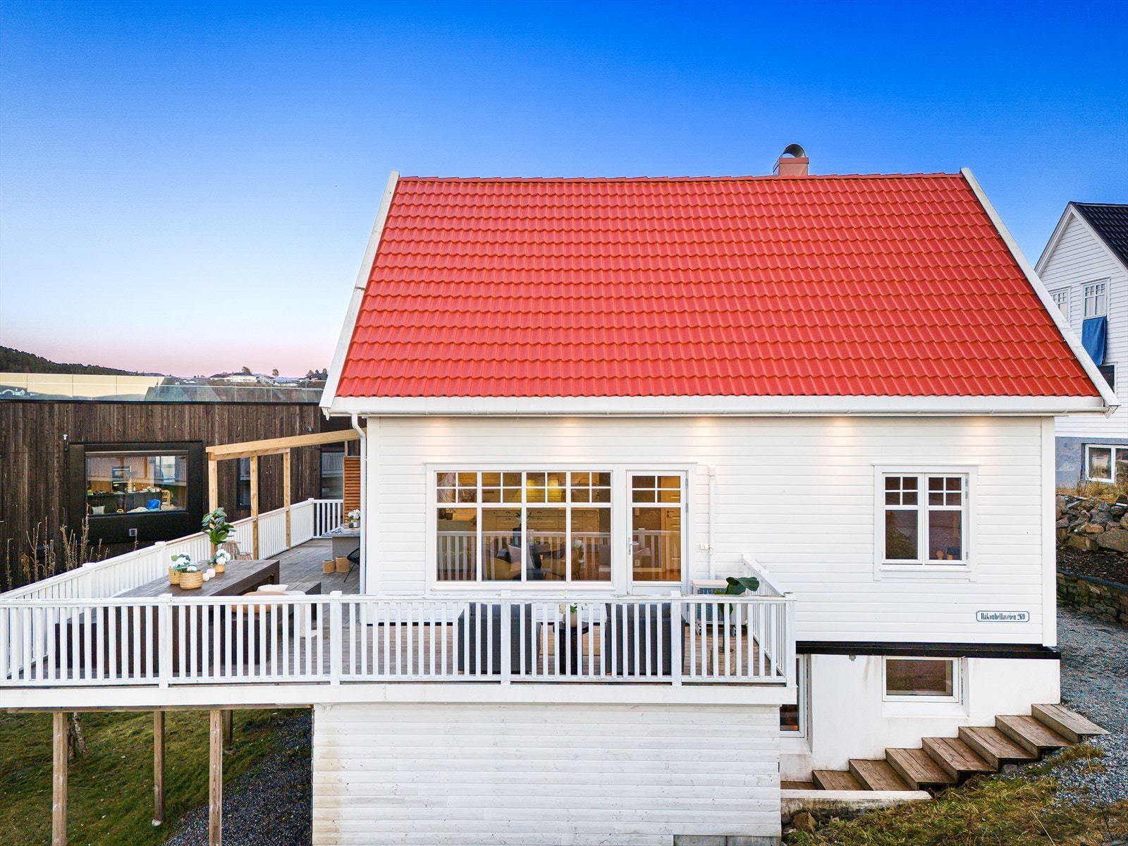 Utvendig er bl.a. kledning og tak skiftet, dreneringen er utbedret og i 2021 ble det montert spotter i kiste og utstikk. Galleribilde