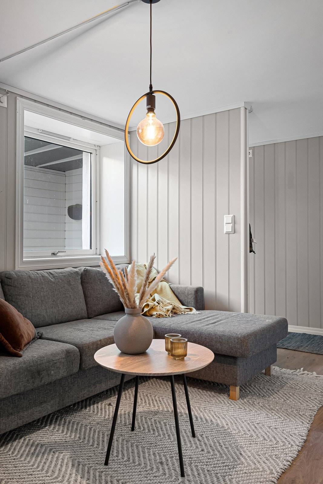 Leiligheten har egen inngang på siden av huset og inneholder åpen stue-/kjøkkenløsning, bad og soverom. Galleribilde
