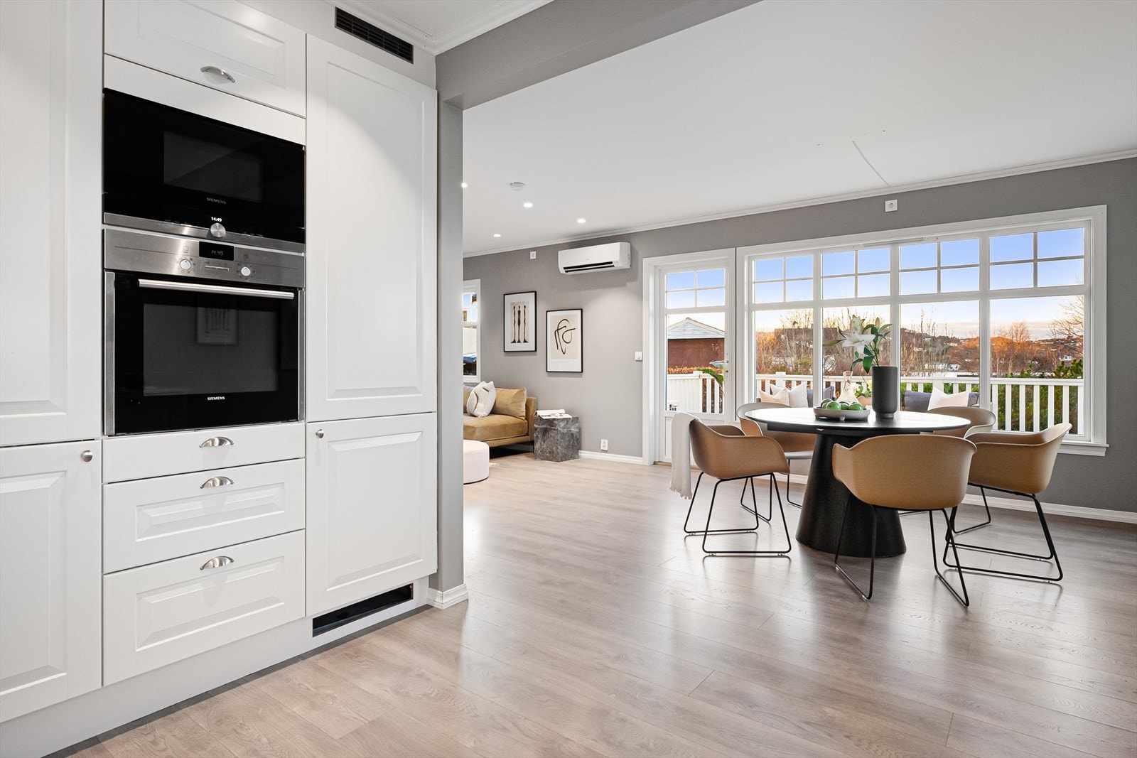 Den åpne løsningen gir et sosialt oppholdsrom hvor hele familien kan være samlet. Galleribilde