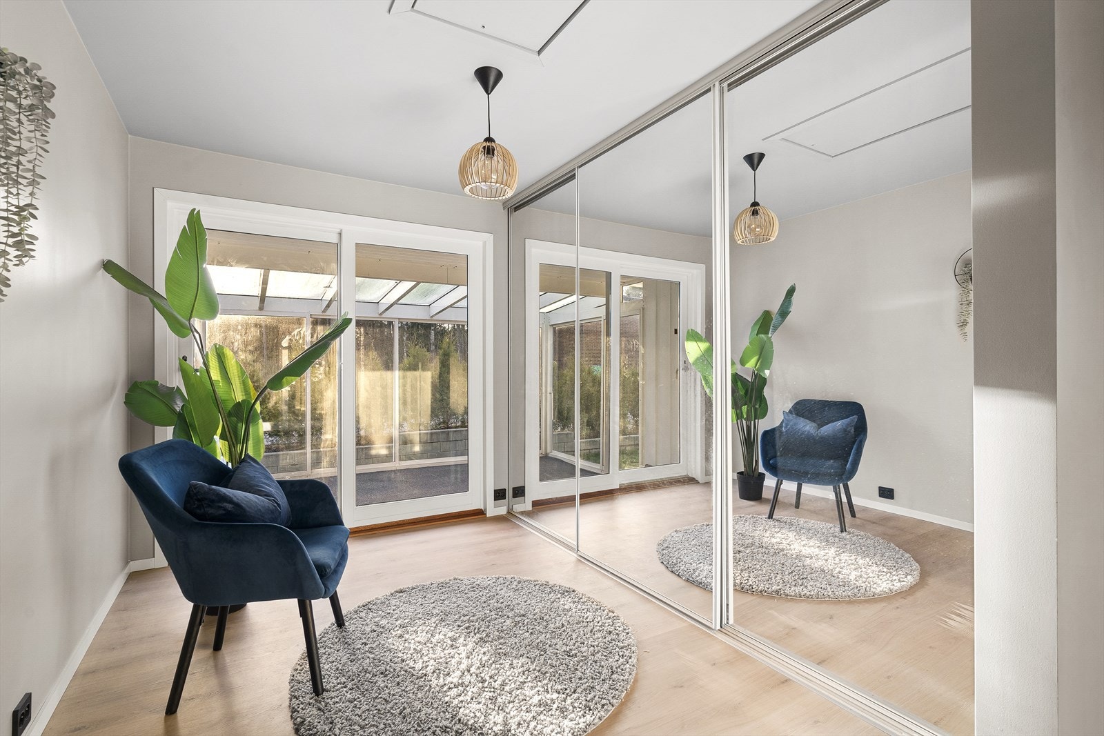 Gang med garderobe og adkomst til vinterhage Galleribilde