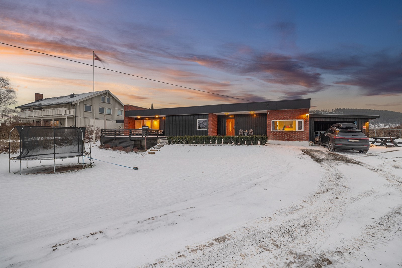 Det er parkering i carport og på egen gårdsplass. Galleribilde