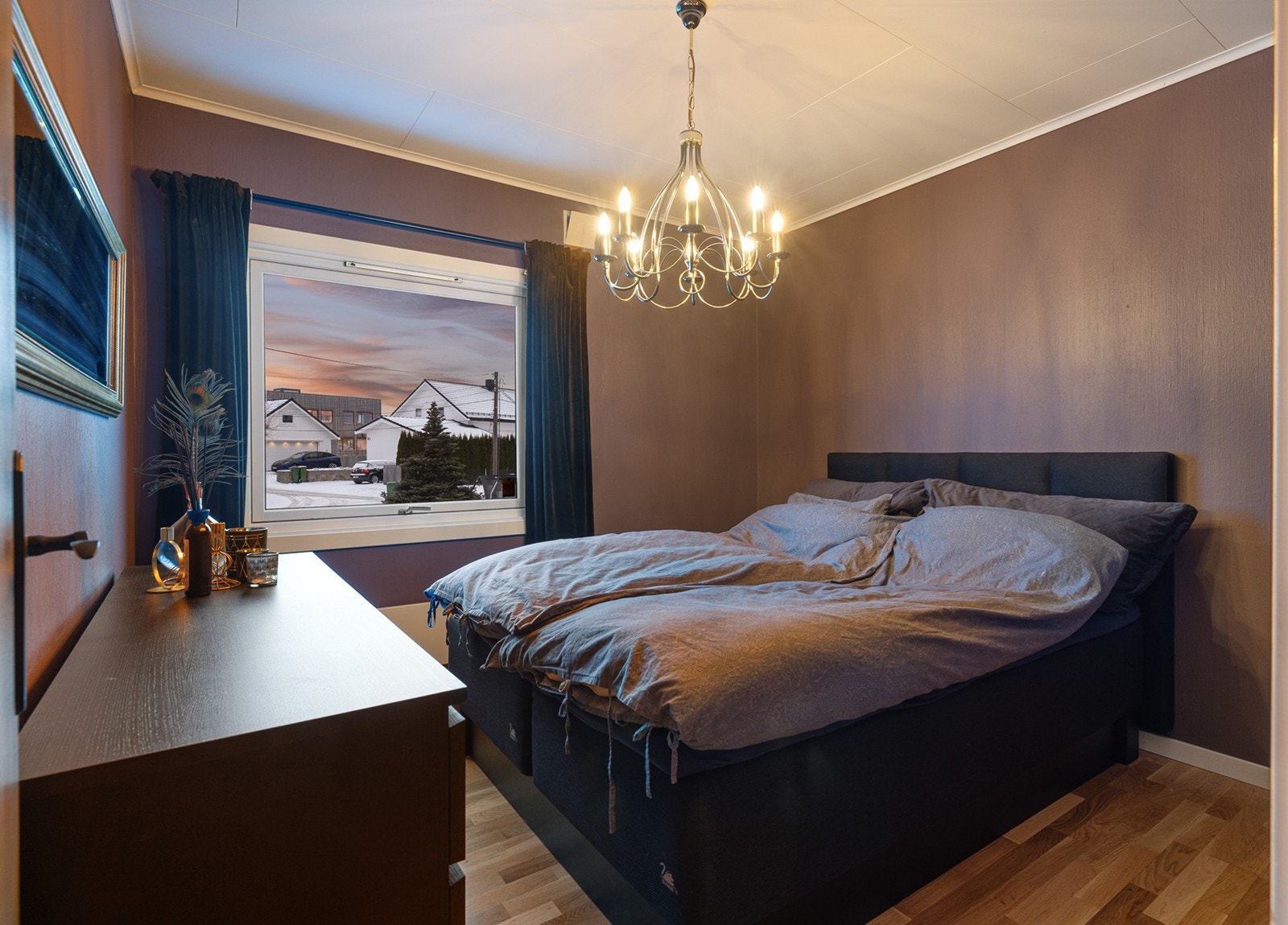 Boligen har tre soverom av god størrelse. Hovedsoverommet har god plass til dobbeltseng og tilhørende nattbord. Galleribilde