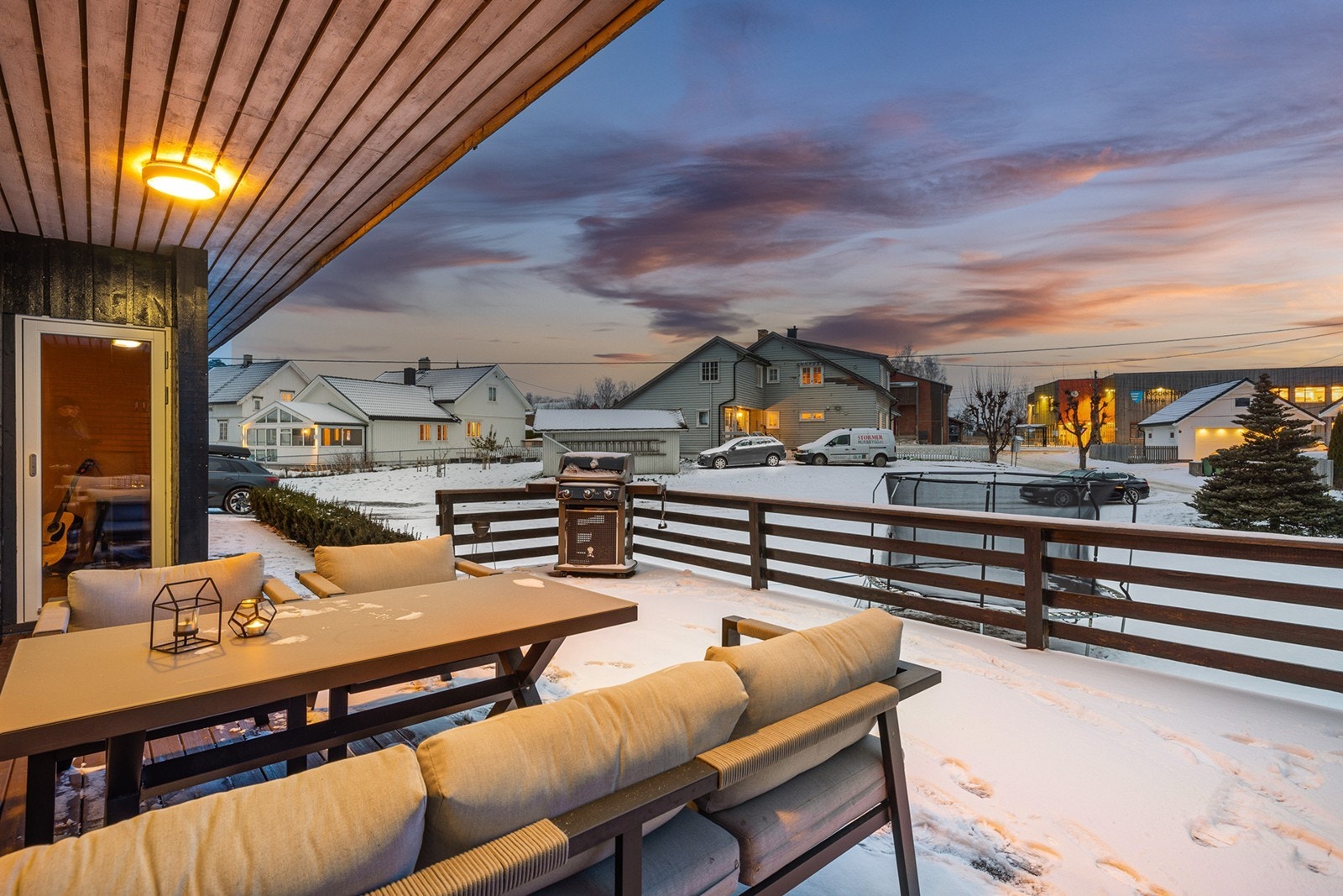 En skyvedør fører ut til en solrik terrasse på 30 kvm med adkomst til hagen, og om sommeren er det hyggelig å trekke ut for grillmiddager i varmen. Galleribilde