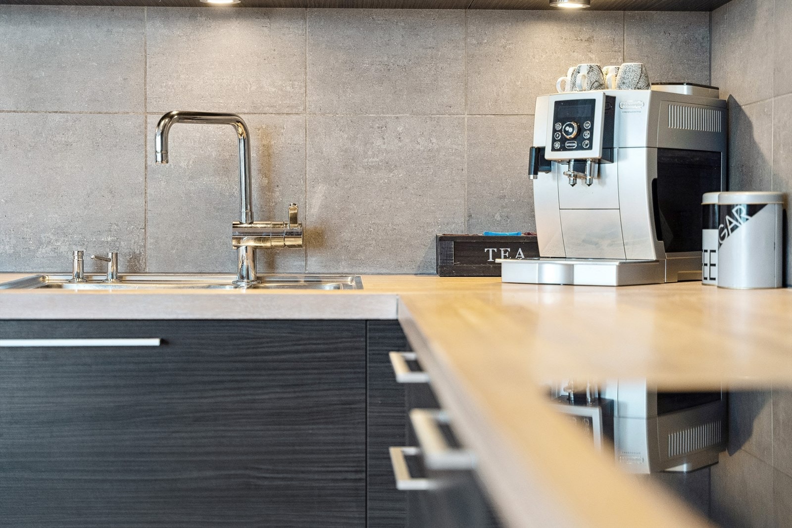 Lekker og moderne kjøkkeninnredning med integrerte hvitevarer og laminert benkeplate. Galleribilde