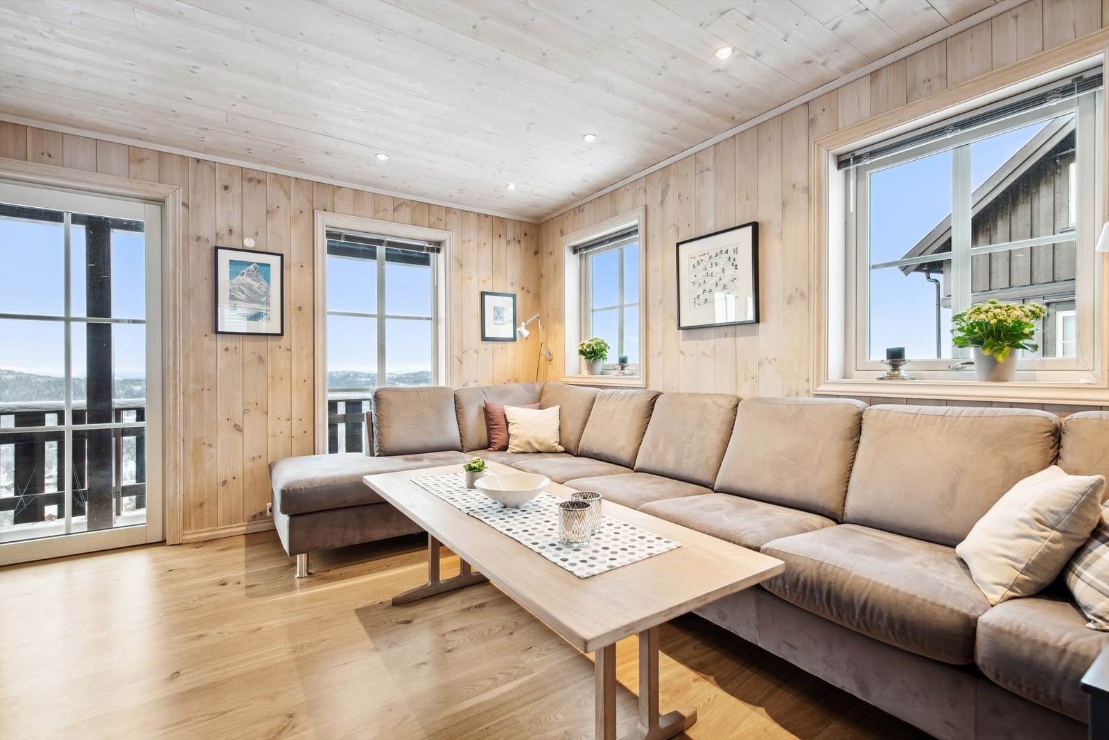 Stuens størrelse og utforming gir flere møbleringsmuligheter. Galleribilde