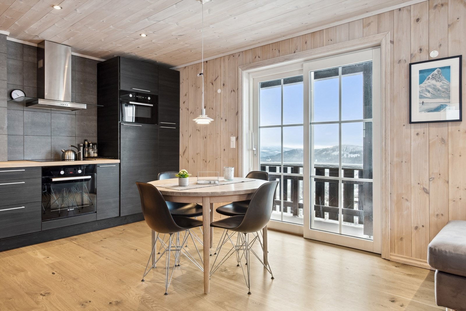 Utgang til terrassen fra stuen/kjøkkenet. Galleribilde