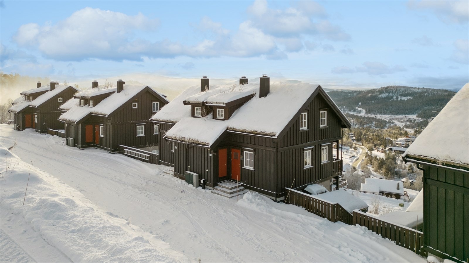 Velkommen til Rauland, og denne supre leiligheten hvor alt er tilrettelagt for deilige dager i fjellet. Her kan du sette fra deg bilen og ved få skritt er du på plass i leiligheten. Galleribilde