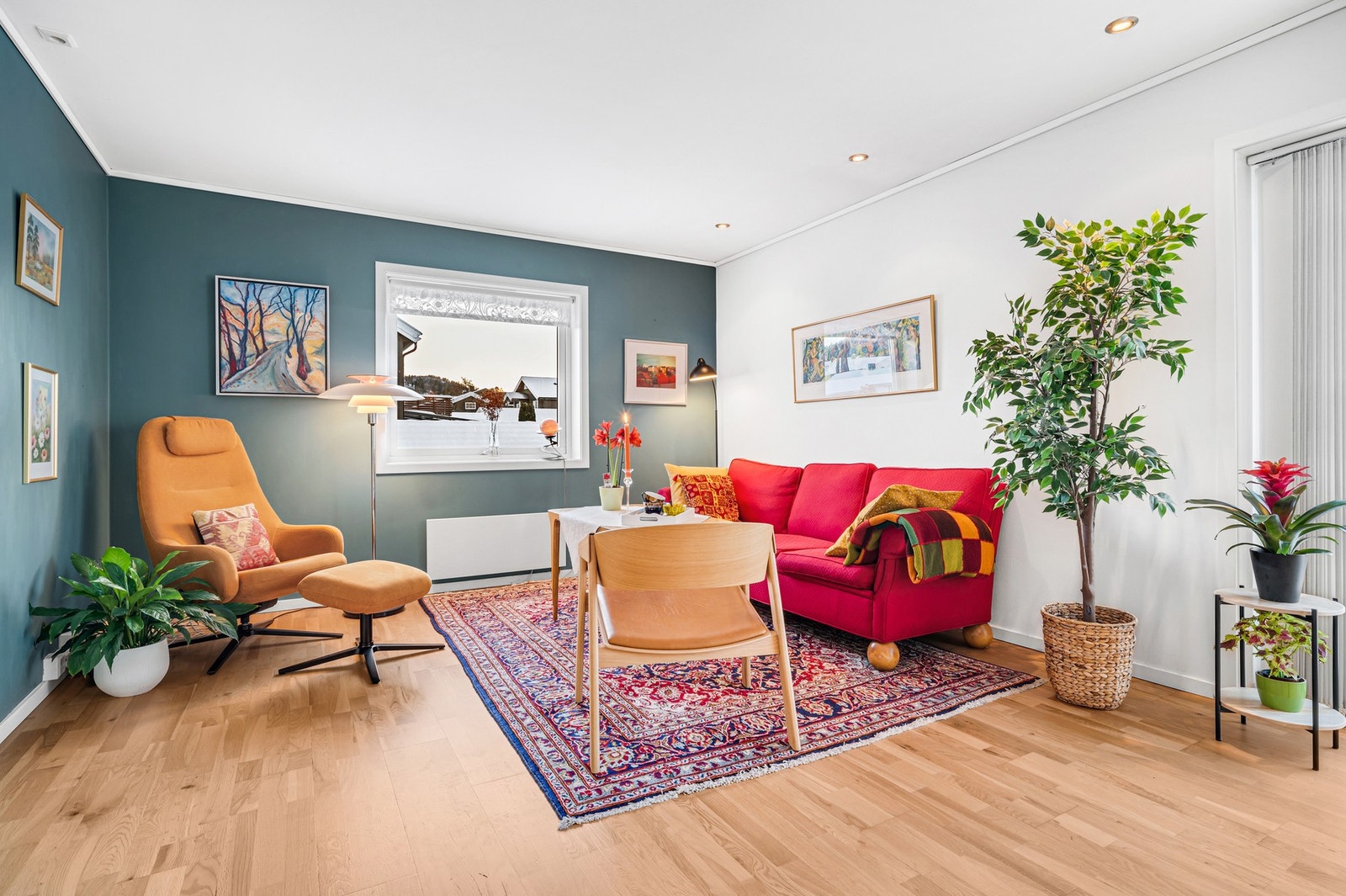 På stuen er det god plass til flere sittegrupper, stue- spise- og TV-bord. Galleribilde