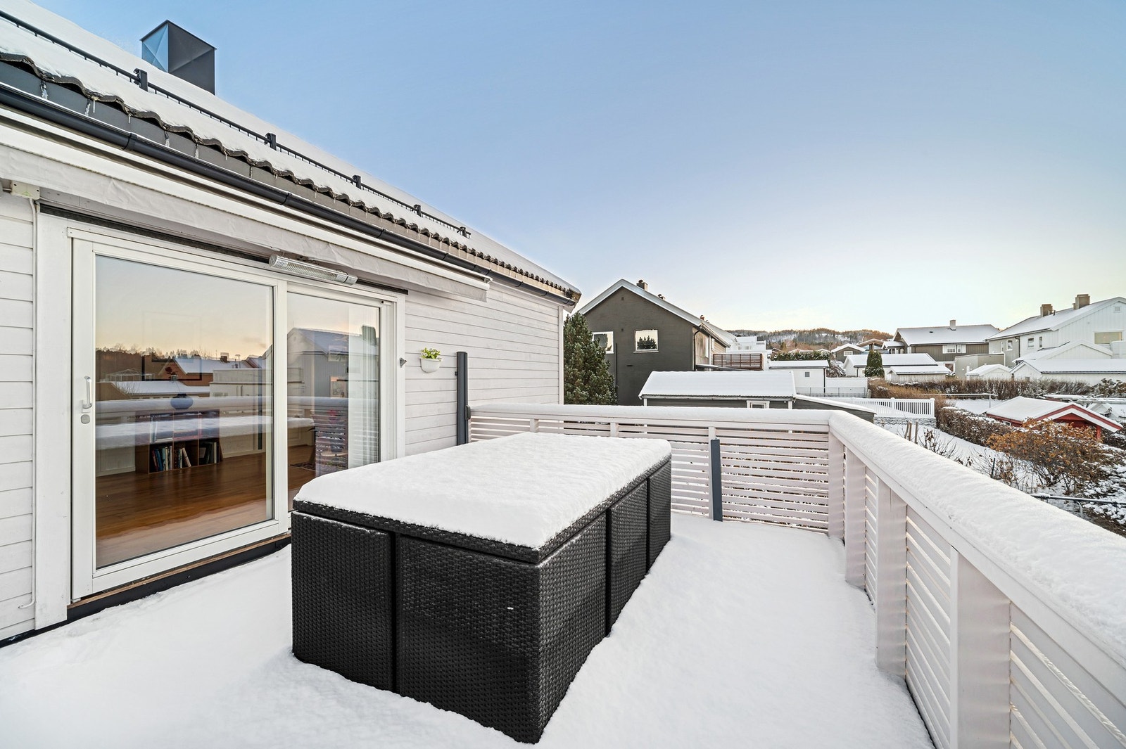Her har man plass til en sittegruppe grill ol. Balkongen funker som en naturlig forlengelse av kjøkkenet / stuen på sommerhalvåret. Galleribilde