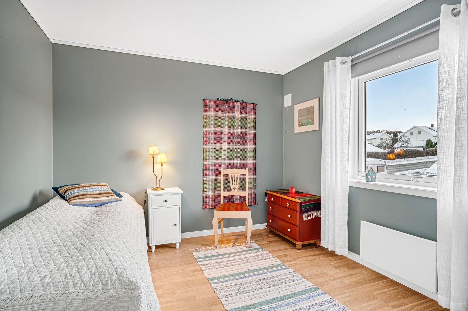 Soverom 2 er på ca. 10m² og har også god plass til møblement. Galleribilde