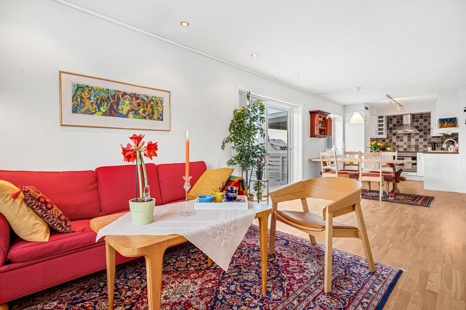 Store vindusflater som gir rikelig med naturlig lysinnslipp. Galleribilde