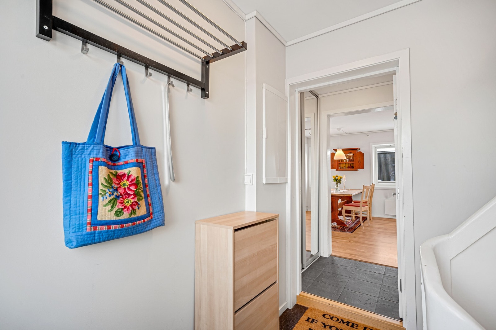 Innbydende entré med god plass til å henge fra seg ytterklær og skotøy i trappeoppgang og skyvedørsgarderobe. Galleribilde