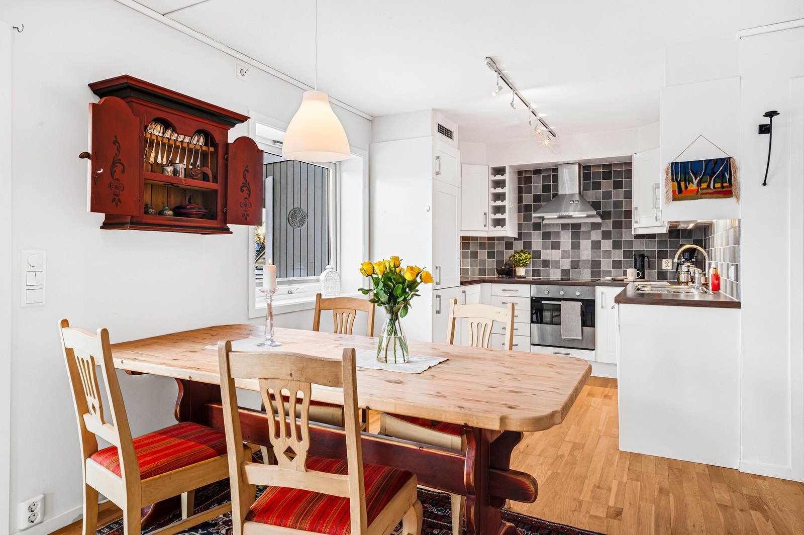 Lyst og lekkert kjøkken med alt en trenger. Galleribilde